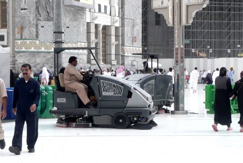 Aktifitas para petugas kebersihan di Masjidil Haram, Makkah