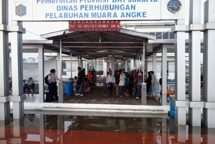 Aktifitas penumpang kapal di Pelabuhan Kali Adem, Muara Angke, Jakarta Utara, Rabu (7/8)