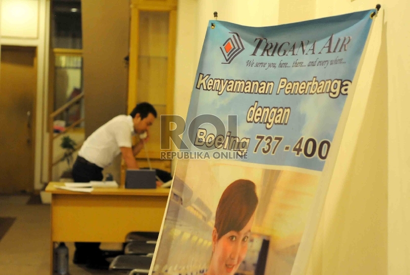 Aktifitas petugas di kantor maskapai Trigana Air Service di Kompleks Puri Sentana Niaga, Kalimalang, Jakarta, Ahad (16/8).