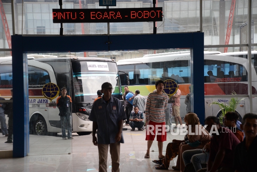  Aktifitas Terminal Terpadu Pulogebang, Cakung, Jakarta Timur, Ahad (29/1).