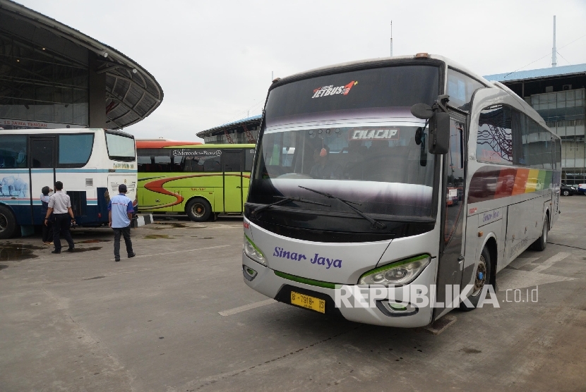 Aktivitas bus di Terminal Terpadu Pulogebang, Kecamatan Cakung, Jakarta Timur. 