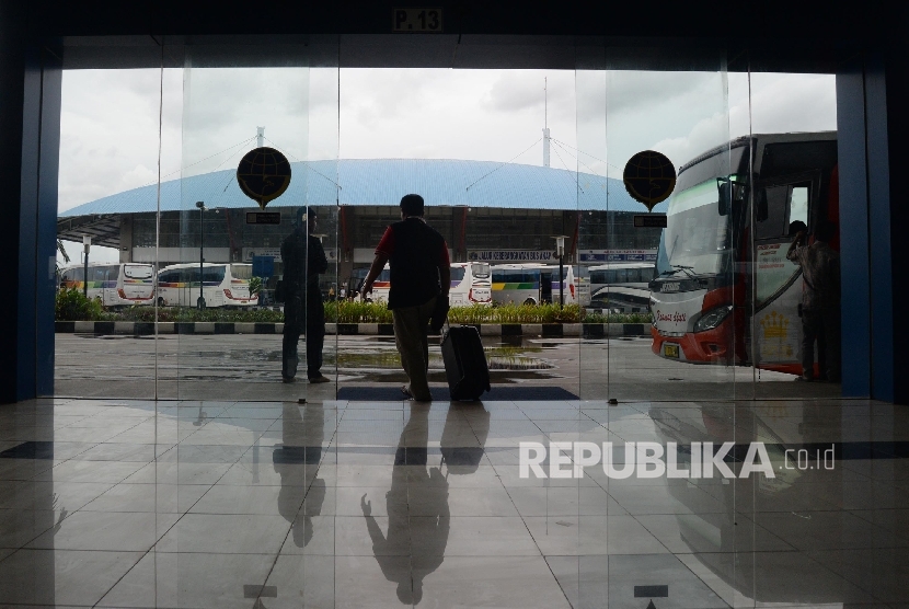 Aktifitas Terminal Terpadu Pulogebang, Cakung, Jakarta Timur, Ahad (29/1).