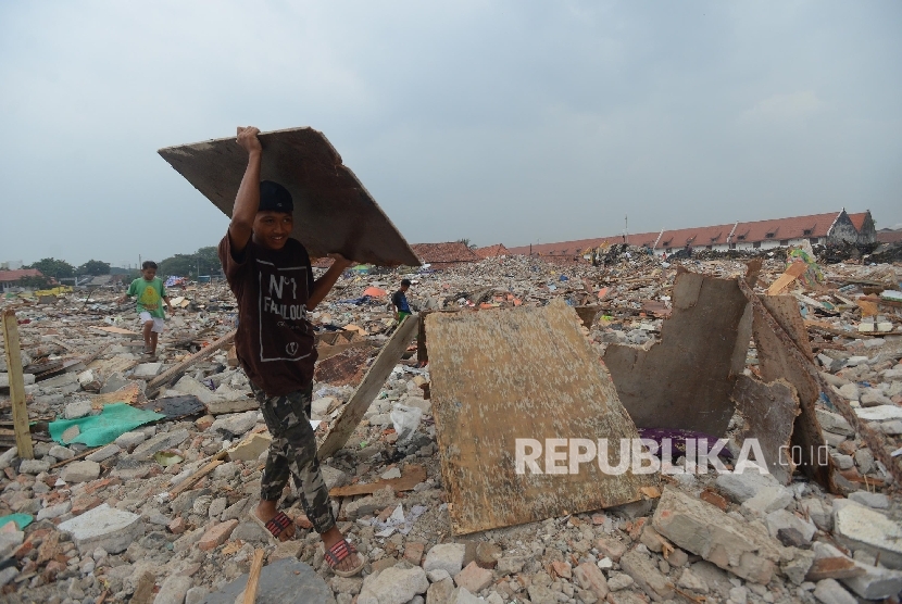  Aktifitas warga di bekas bongkaran pemukiman warga kawasan Pasar Ikan, Penjaringan, Jakarta Utara, Kamis (14/4).  (Republika/Raisan Al Farisi)