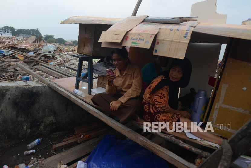 Warga korban penggusuran permukiman Pasar Ikan