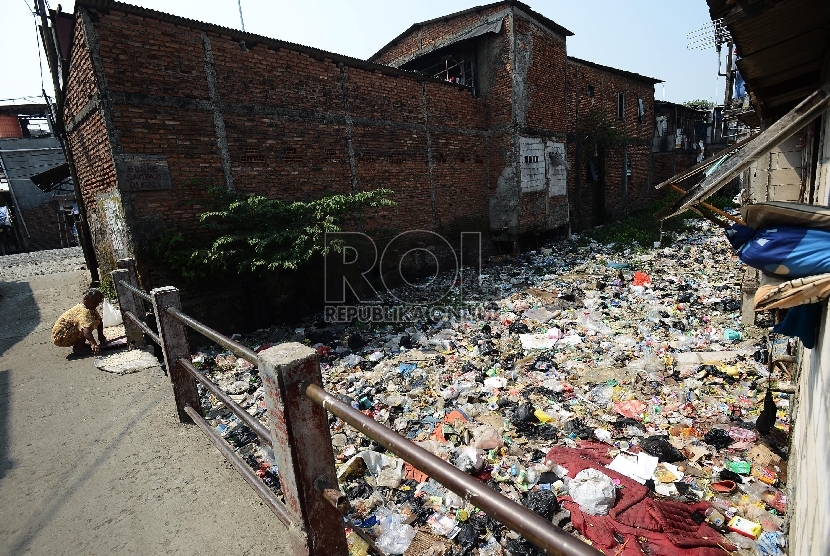  Aktifitas warga dipinggir sungai yang dipenuhi sampah di Muara Baru, Jakarta utara, Selasa (19/5).