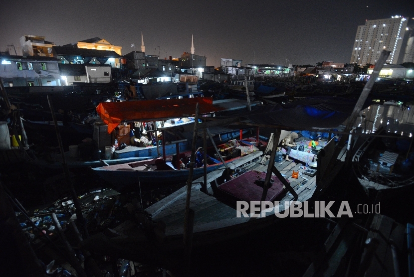  Aktifitas warga korban penggusuran pasar ikan bertahan di atas perahu, Jakarta, Rabu (13/4). (Republika/Raisan Al Farisi)