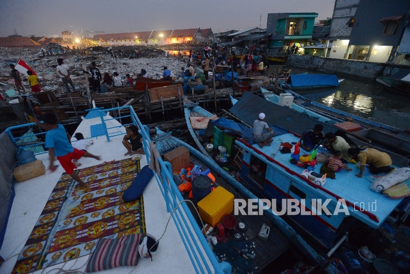  Aktifitas warga korban penggusuran Pasar Ikan bertahan di atas perahu, Jakarta, Rabu (13/4). (Republika/Raisan Al Farisi)