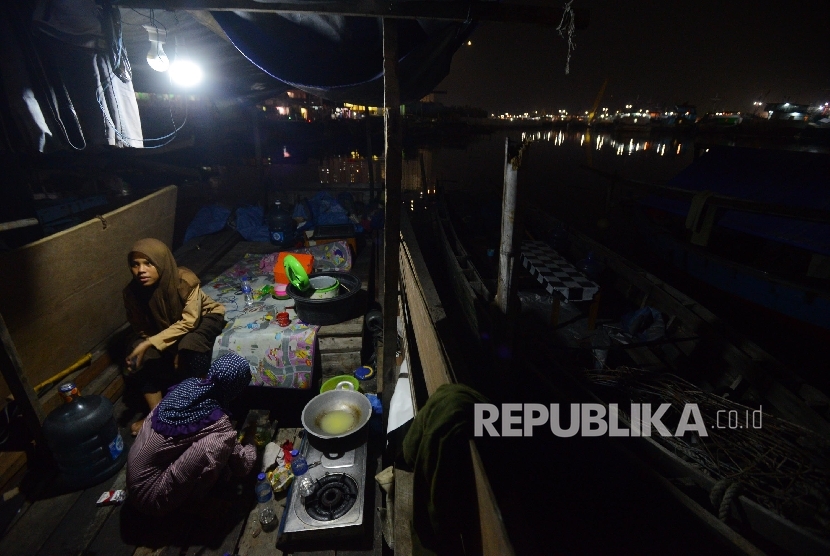 Aktifitas warga korban penggusuran pasar ikan bertahan di atas perahu, Jakarta, Rabu (13/4). (Republika/Raisan Al Farisi)