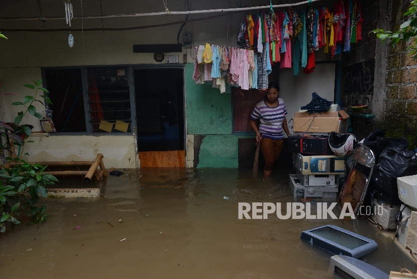  Aktifitas warga saat terkena banjir di Wilayah Pondok Karya, Jakarta Selatan.