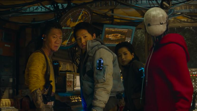 Aktis Kim Tae-ri (kedua dari kanan) saat bermain dalam film Space Sweepers.
