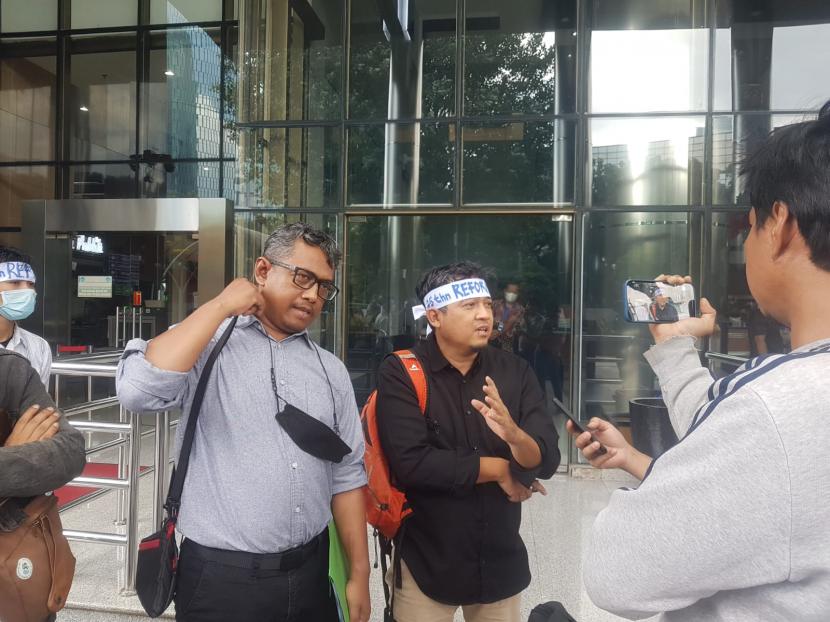 Aktivis 98 Nusantara saat mendatangi gedung Komisi Pemberantasan Koupsi (KPK).