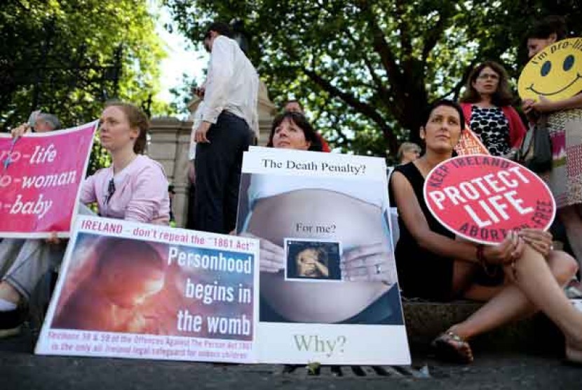   Aktivis anti-aborsi menunggu di luar Parlemen Irlandia di Leinster House, Dublin, Rabu (10/7).