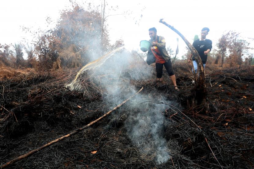 Sisa bara api akibat kebakaran hutan dan lahan (karhutla) di Kecamatan Darul Makmur, Nagan Raya, Aceh, Selasa (7/6/2022). Kebakaran hutan dan banjir terjadi dalam satu garis lintang wilayah yang sama sepanjang 15-24 Agustus 2022 di Provinsi Aceh. Fenomena itu merupakan bentuk nyata perubahan iklim.