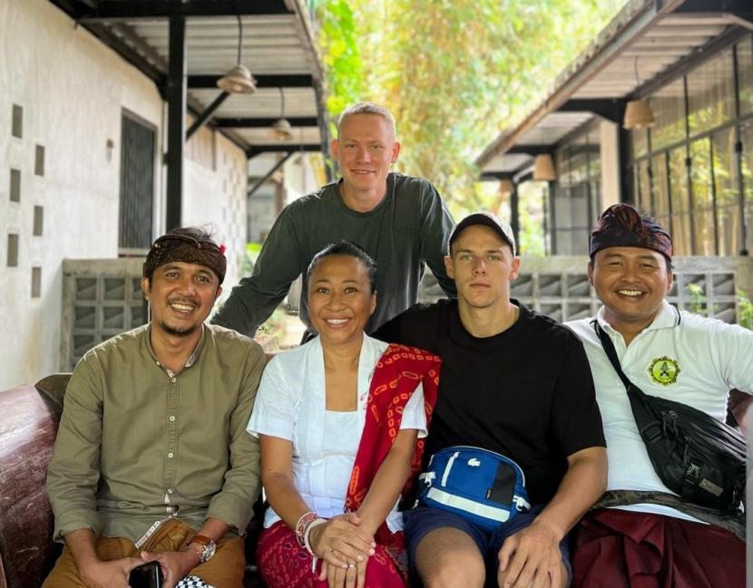Aktivis Bali, Ni Luh Djelantik (kedua dari kiri) menjadi penengah dengan warga negara Rusia, Yuri (kedua dari kanan) yang viral karena menentang penutupan jalan akibat ritual umat Hindu beberapa waktu lalu. Yuri ternyata diketahui juga melakukan aksi tidak senonoh di puncak Gunung Agung, Bali.