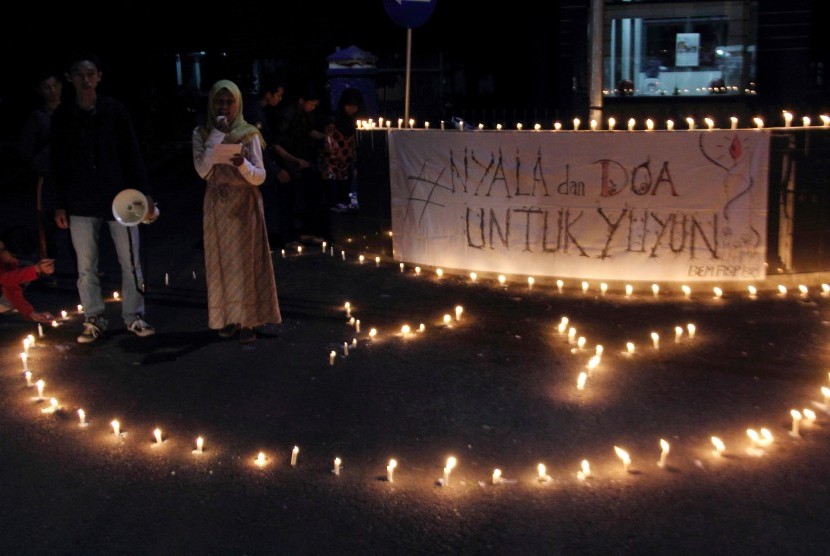Aktivis berorasi saat menggelar aksi solidaritas nyala dan doa untuk YY di Universitas Bengkulu, Bengkulu, Rabu (4/5). 