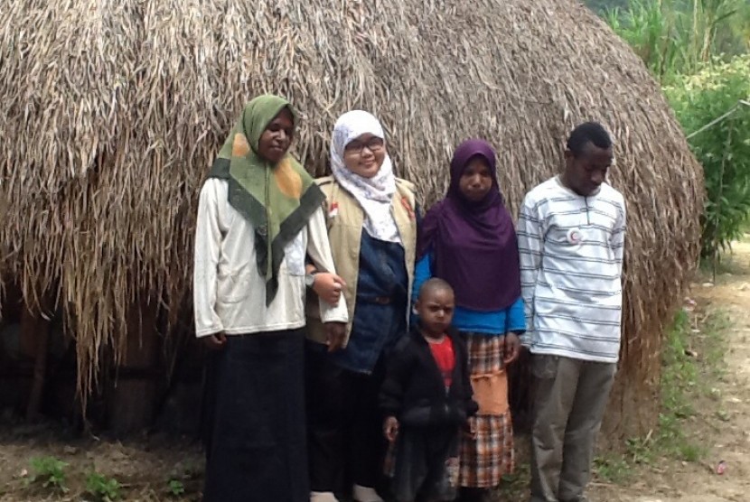 Aktivis Bulan Sabit Merah Indonesia (BSMI) bersama Muslim di Perkampungan Walesi, Jayawijaya, Papua