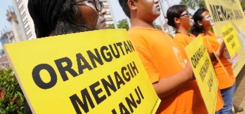 Aktivis Centre For Orangutan Protection (COP) melakukan aksi damai di depan gedung Balai Kota, Jakarta Pusat, beberapa waktu lalu.