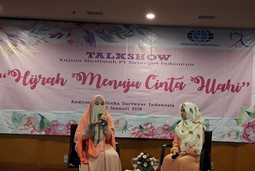 Aktivis dakwah Peggy Melati Sukma  (kiri)  berbagi kisah hijrah Rasul dan pengalamannya berhijrah.