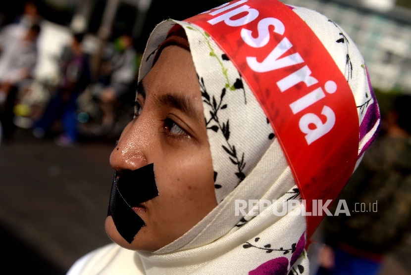 Aktivis dari Aksi Cepat Tanggap (ACT) melakukan aksi teaterikal terkait perang Suriah saat aksi hari bebas kendaraan bermotor di Bundaran HI, Jakarta, Ahad (18/12). 