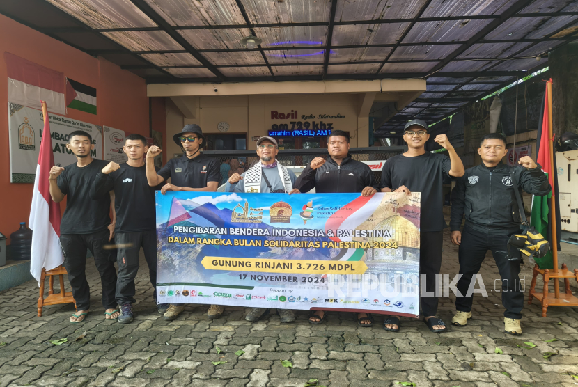 Aktivis dari Aqsa Working Group yang akan mendaki Gunung Rinjani di NTB, Selasa (12/11/2024). 