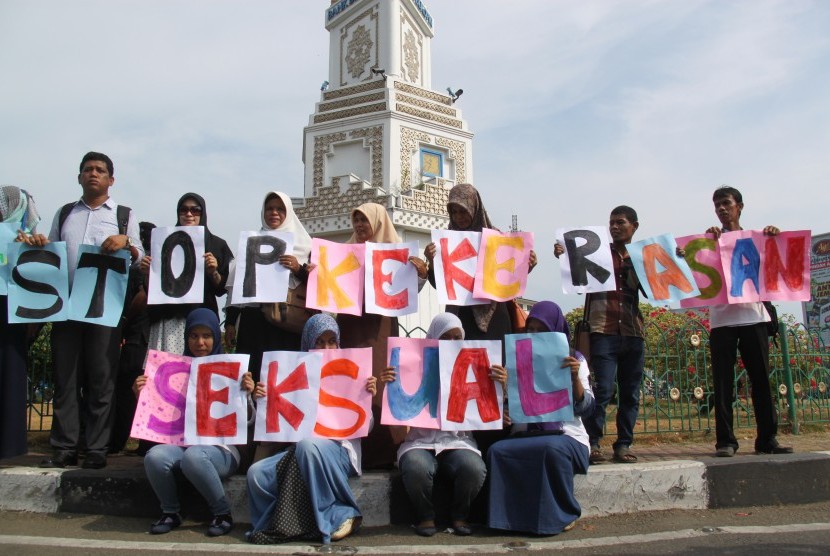 Aktivis dari berbagai komunitas perempuan anti kekerasan seksual di Aceh menggelar aksi solidaritas di Bundaran Simpang Lima, Banda Aceh, Rabu (11/5).