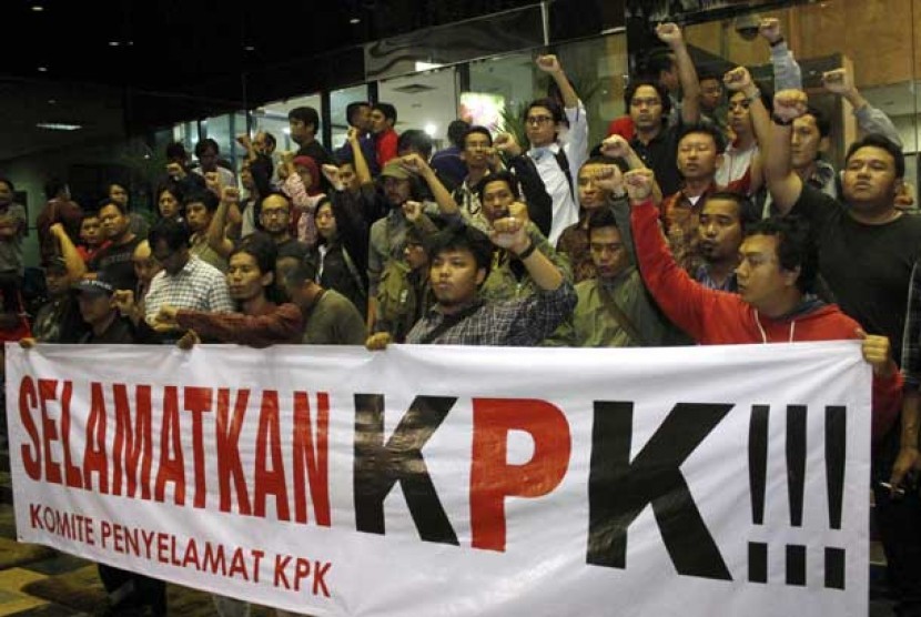  Aktivis dari berbagai LSM mendatangi KPK menyatakan dukungannya kepada KPK, Jakarta, Jumat (5/10) malam.