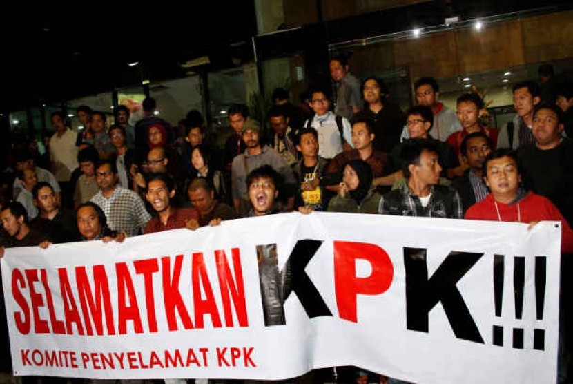 Aktivis dari berbagai LSM mendatangi KPK menyatakan dukungannya kepada KPK, Jakarta, Jumat malam (5/10). Aktivis mengutuk tindakan Polri jika mereka mementingkan kepentingan institusi, bukan kepentingan negara