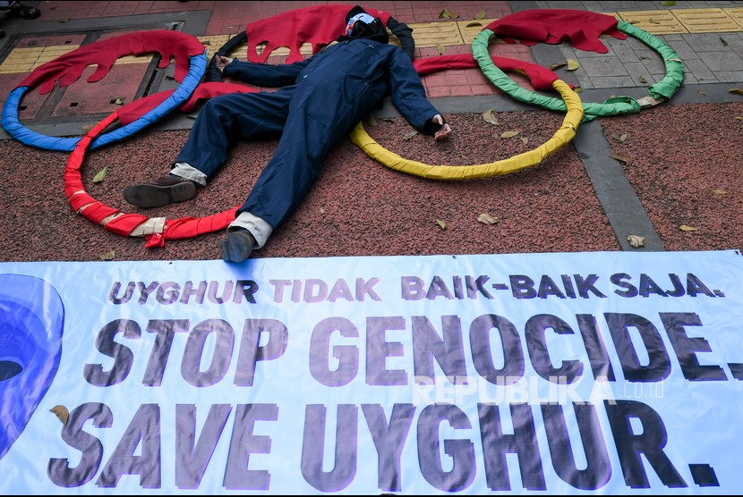Aktivis dari Indonesia Save Uyghur menggelar aksi teatrikal di depan kantor Kemenpora, Jakarta, Jumat (25/6/2021). Aksi tersebut digelar untuk mengecam perlakuan pemerintah China terhadap warga muslim Suku Uyghur di Xinjiang. China mengklaim kebijakan KB di Xinjiang sejalan dengan aturan secara nasional.