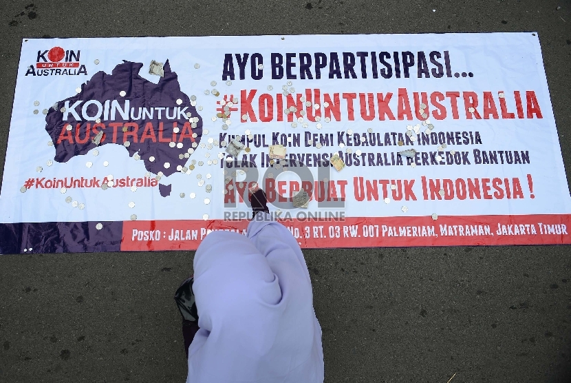 Aktivis dari Kesatuan Aksi Mahasiswa Muslim Indonesia (KAMMI) menggelar aksi koin untuk Australia di area Car Free Day (CFD) MH. Thamrin, Jakarta Pusat, Ahad (1/3).  (republika/Raisan Al Farisi)