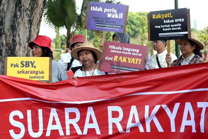 Aktivis dari Koalisi Kawal RUU Pilkada melakukan unjuk rasa menolak RUU Pilkada tidak langsung di depan Istana Merdeka, Jakarta, Selasa (16/9). (Republika/ Wihdan).