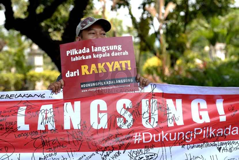 Aktivis dari Koalisi Kawal RUU Pilkada melakukan unjuk rasa menolak RUU Pilkada tidak langsung di depan Istana Merdeka, Jakarta, Selasa (16/9). (Republika/ Wihdan).