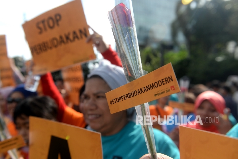 Aktivis dari Migrant Care menggelar aksi memperingati Hari Buruh Migran Internasional saat Hari Bebas Kendaraan Bermotor di Bundaran Hotel Indonesia, Jakarta, Ahad (18/12).