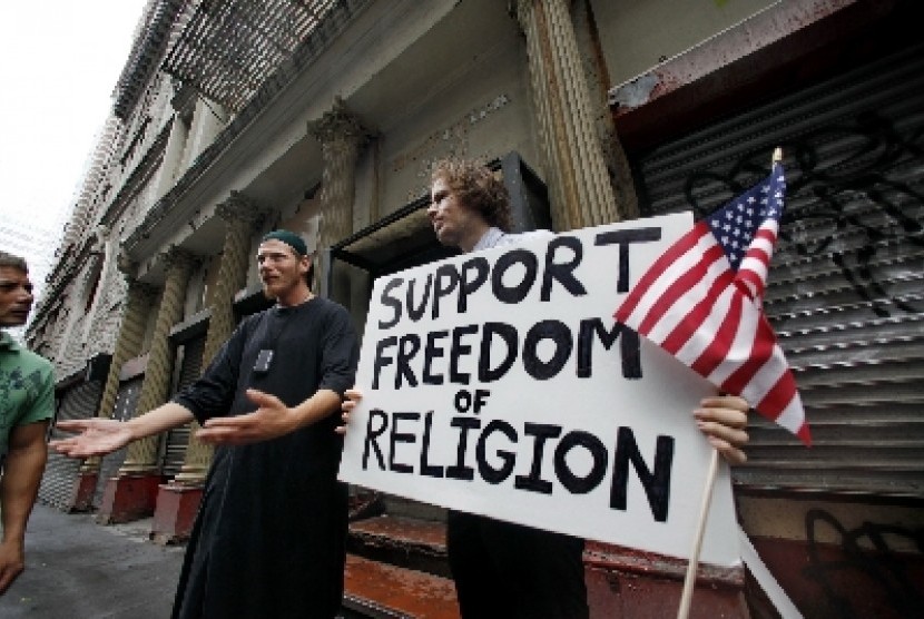 Aktivis di New York menggelar aksi dukungan terhadap Muslim Amerika Serikat.