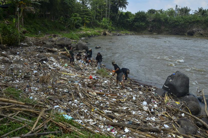 Aktivis Ecological Observation and Wetland Conservation (Ecoton) mengumpulkan berbagai sampah plastik di Sungai Ciwulan dalam rangkaian Ekspedisi Sungai Nusantara di Kampung Leuwi Bilik, Kota Tasikmalaya, Jawa Barat, Sabtu (2/4/2022). Ecotan menemukan 50 timbunan sampah yang menyebabkan air Sungai Ciwulan terkontaminasi mikroplastik, sedangkan di Sungai Citanduy yang dijadikan bahan baku PDAM Ciamis juga ditemukan mikroplastik jenis fiber, fragmen, dan filamen yang berbahaya bagi kesehatan.
