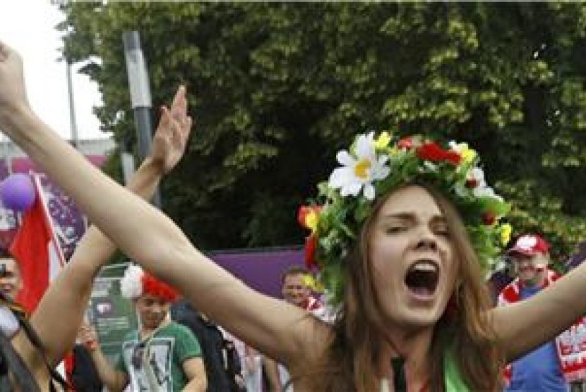 Aktivis Femen menggelar aksi demontrasi menentang Euro 2012 di luar stadion di Warsawa, Polandia, pada Jumat (8/6). 
