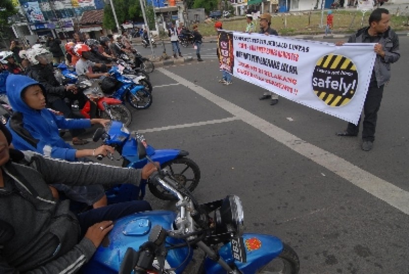Aktivis forum bikers peduli keselamatan berkendara melakukan kampanye tertib berlalu lintas di sekitar wilayah traffic light (ilustrasi).