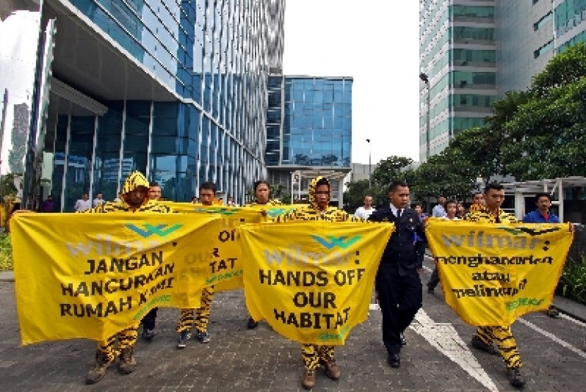 Aktivis Greenpeace demo di gedung Multivision Tower, Jakarta, Kamis (14/11).
