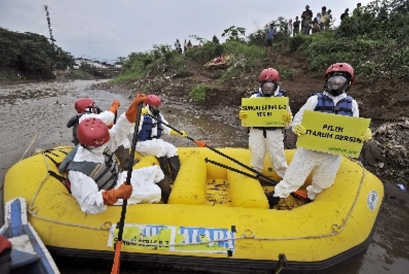 Aktivis Greenpeace tandai titik limbah Citarum