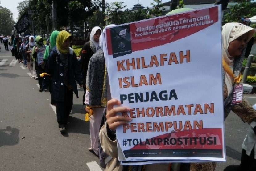 Aktivis Hizbut Tahrir Indonesia menyuarakan isu khilafah.