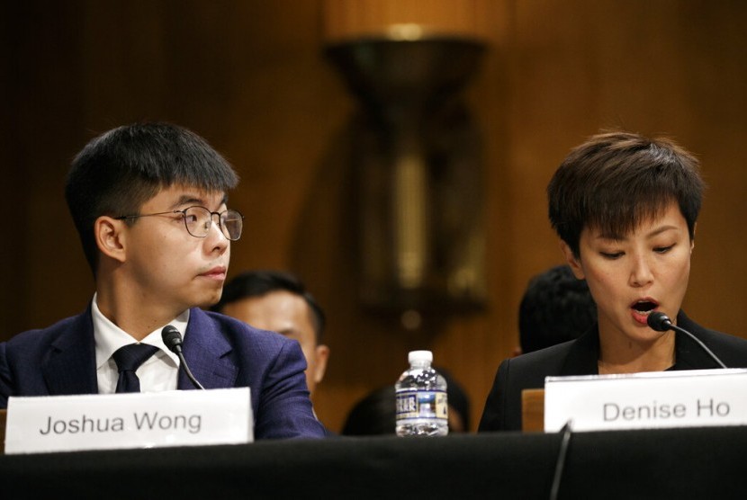 Aktivis Hong Kong Joshua Wong (kiri) dan aktivis sekaligus penyanyi Denise Ho memberikan penjelasan kepada Kongres AS di Capitol Hill, Washington, Selasa (17/9).