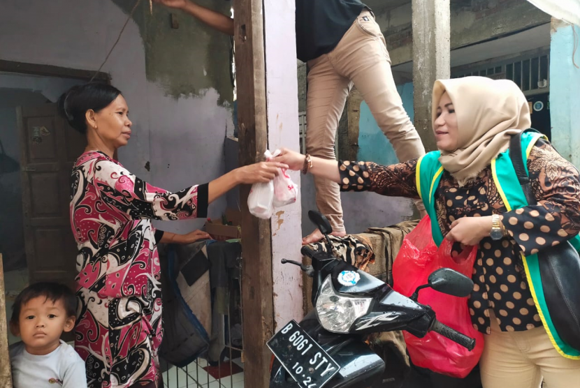 Aktivis Ibu Bella Jakarta memberikan bantuan kepada korban banjir di DKI.