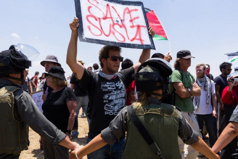 Aktivis internasional datang demi mencegah penghancuran desa-desa Palestina di Area C. Tampak beberapa aktivis melakukan aksi di Susya, Palestina.