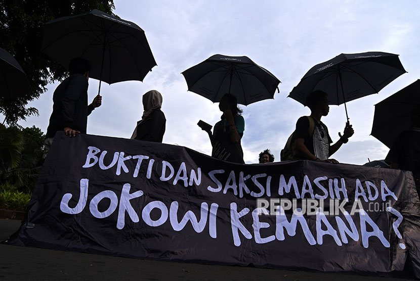 Aktivis Jaringan Solidaritas Korban untuk Keadilan (JSKK) menggelar aksi Kamisan ke-538 di depan Istana Merdeka, Jakarta, Kamis (17/5).