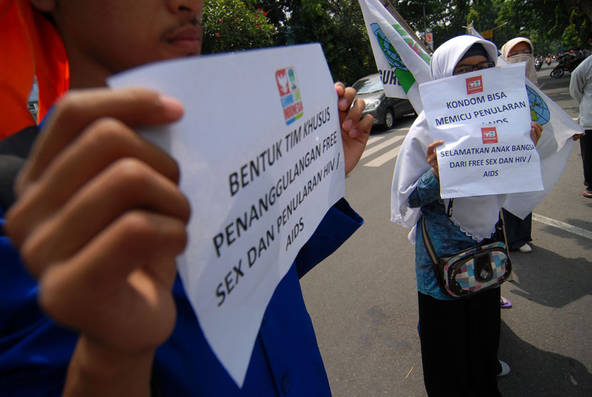 Aktivis Kesatuan Aksi Mahasiswa Muslim Indonesia (KAMMI) mengelar aksi unjuk rasa menolak kebijakan Pekan Kondom Nasional (PKN) di DPRD Jombang, Jawa Timur, Rabu (4/12).  (Antara/Syaiful Arif)