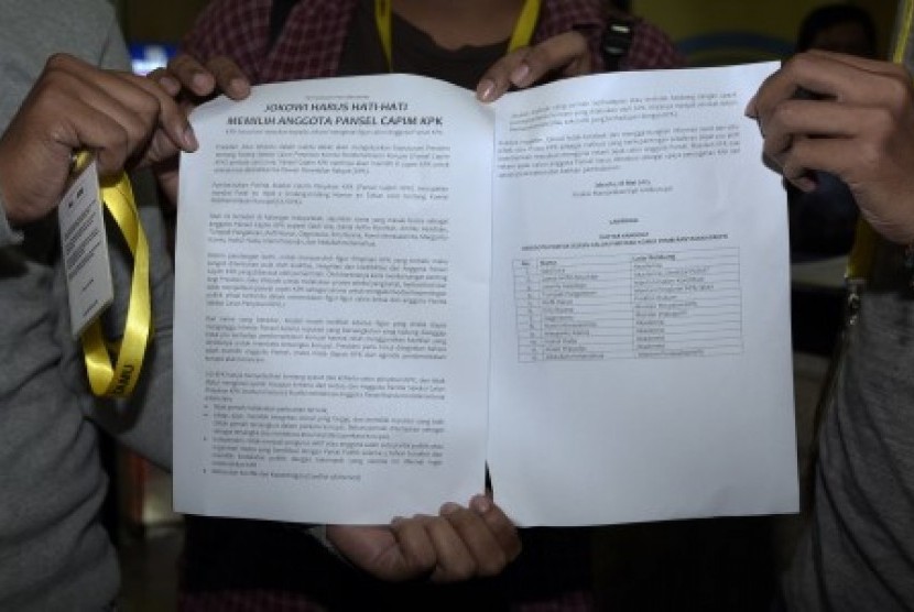 Aktivis Koalisi Masyarakat Sipil Antikorupsi menunjukkan daftar nama 12 calon anggota panitia seleksi (pansel) pimpinan KPK kepada wartawan di Gedung KPK, Jakarta, Senin (18/5). Koalisi Masyarakat Sipil Antikorupsi meminta KPK menelusuri rekam jejak 12 nam