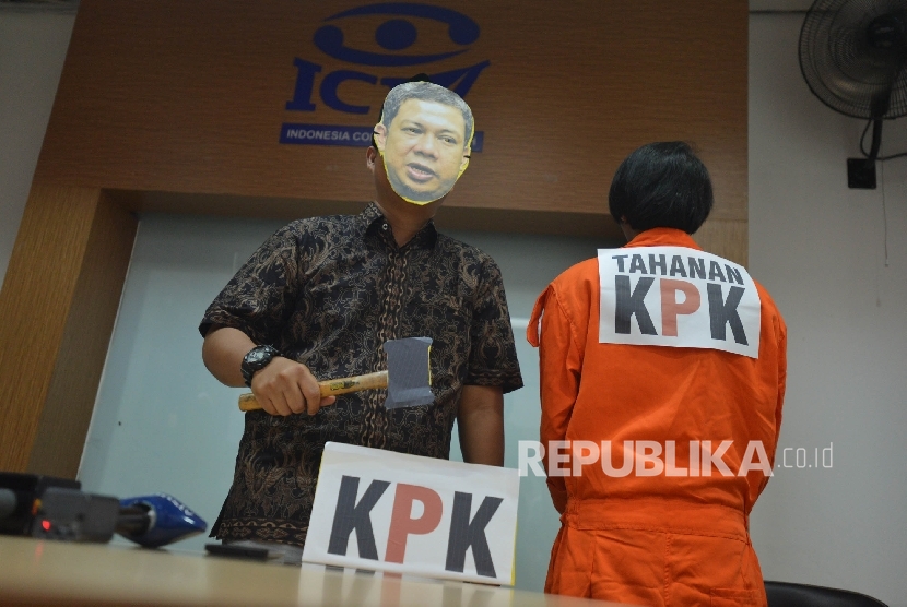  Aktivis koalisi masyarakat sipil melakukan teatrikal dengan menggunakan topeng Wakil Ketua DPR Fahri Hamzah yang tengah memukul palu saat menggelar konferensi pers di Kantor Indonesia Corruption Watch (ICW), Jakarta, Rabu (3/5). 