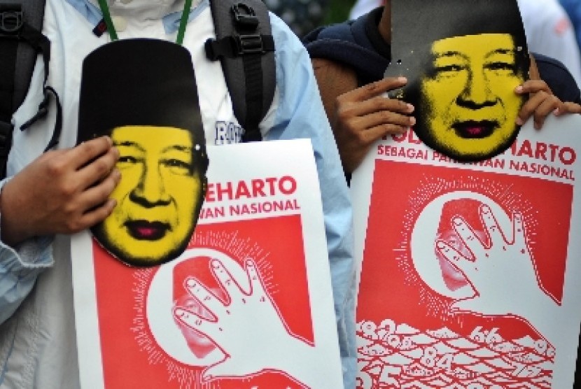 Aktivis Komisi untuk Orang Hilang dan Korban Tindak Kekerasan (Kontras) berunjuk rasa di depan gedung Mahkamah Konstitusi (MK), Jakarta. Mereka menolak wacana pemberian gelar pahlawan kepada mantan Presiden Soeharto.