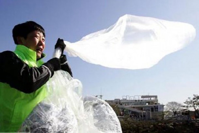 Aktivis Korsel menyiapkan balon udara untuk membawa pesan-pesan propaganda ke Korut.