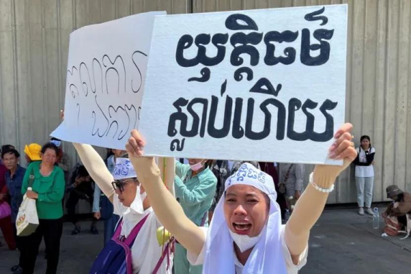 Aktivis lingkungan hidup Kamboja melakukan aksi protes atas dakwaan pidana terhadap aktivis kelompok lingkungan hidup Kamboja Mother Nature, Selasa (2/7/2024).