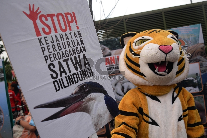  Aktivis lingkungan hidup menggunakan kostum harimau saat Kampanye bertajuk Ayo Hentikan Kejahatan Lingkungan dan Kehutanan di kawasan Bundaran HI, Jakarta, Ahad (20/12). (Republika/Yasin Habibi)